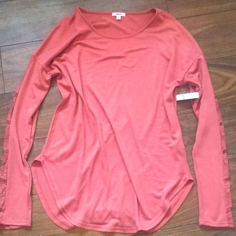 ✨2/$30✨ NWT Ardene Long sleeve shirt with lace detail on sleeve